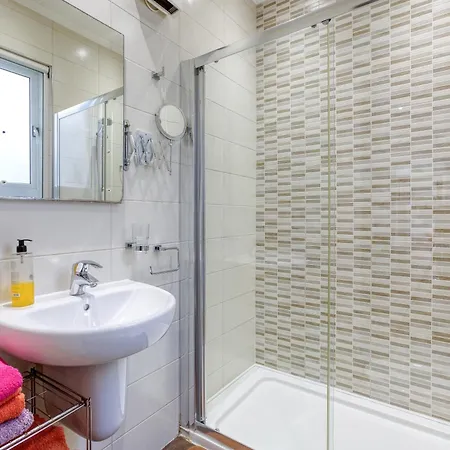 Spacious 2br With Large, Private Sun Terrace By 360 Estates